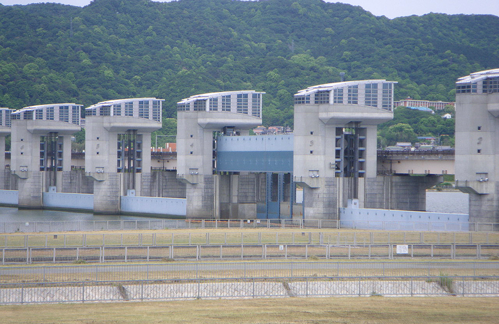 紀の川大堰　1号、2号ゲート補修塗装